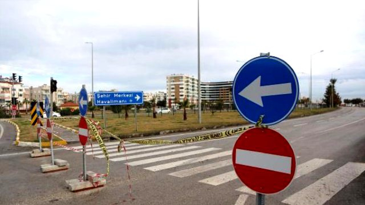 Dalgaların Taşıdığı Çakıl, Sahil Yolunu Kapattı