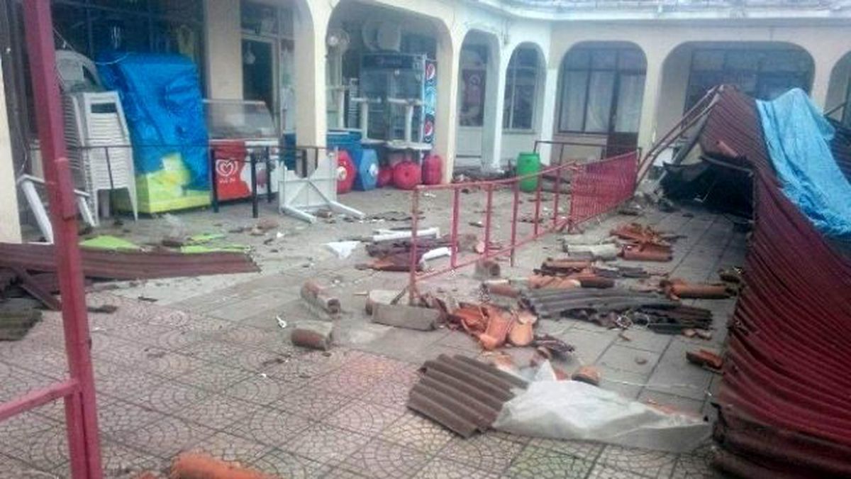 Fırtına Çatıları Uçurdu, Ağaçları Kökünden Söktü