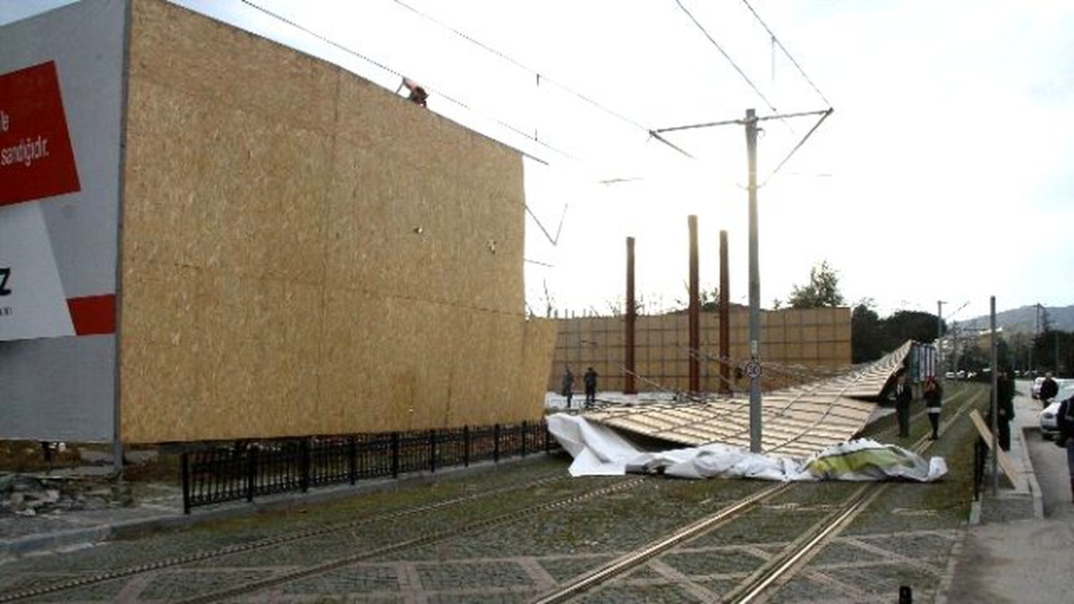 Hafif Raylı Sistem Hattına İnşaat Koruyucu Levhası Düştü