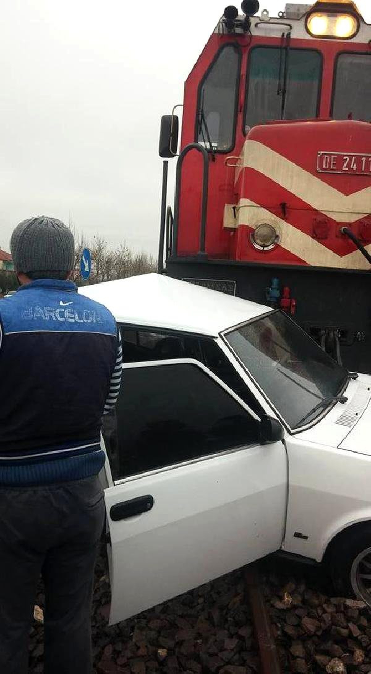 Hemzemin Geçitte Trenin Çarptığı Otomobilin Sürücüsü Yaralandı