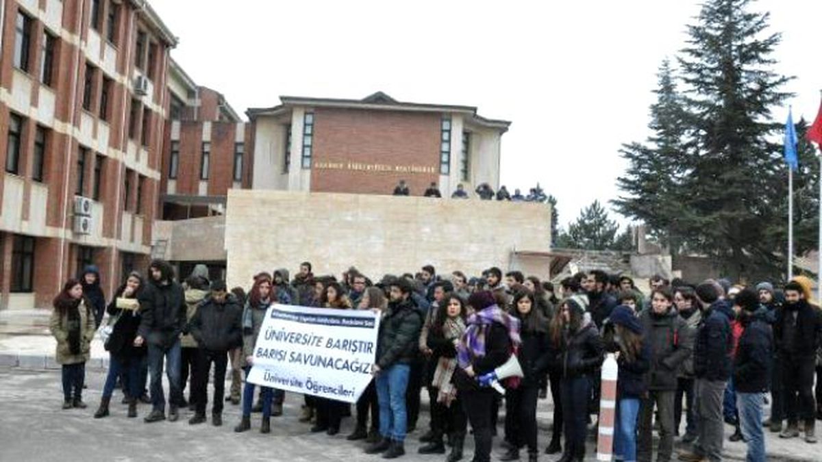 İmzacı Akademisyenler Adliye Önünde Basın Açıklaması Yaptı (2)