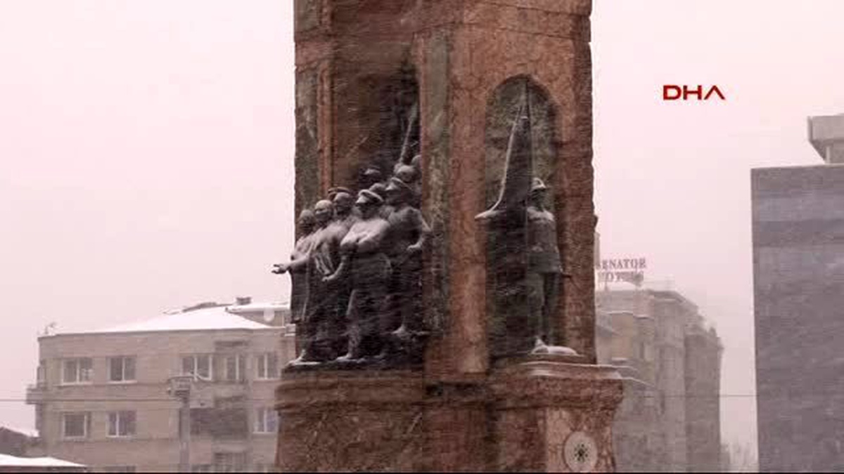 İstanbul\'da Kar Yağışı Etkili Oluyor -1