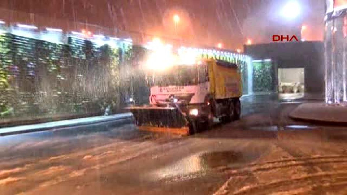 İstanbul\'da Kar Yağışı Etkili Oluyor...