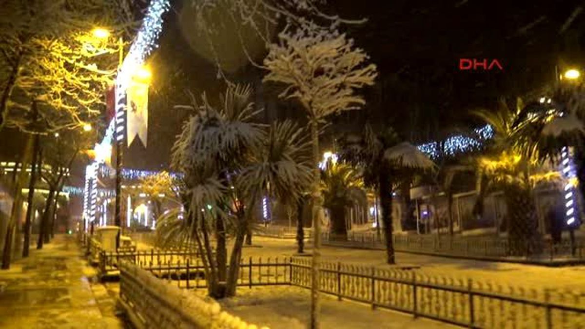 İstanbul\'da Kar Yağışı Etkili Oluyor