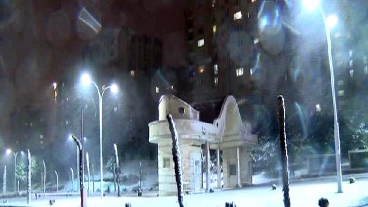 İstanbul\'da Kar Yağışı Etkili: Stadın Zemini Yeniden Karla Kaplandı