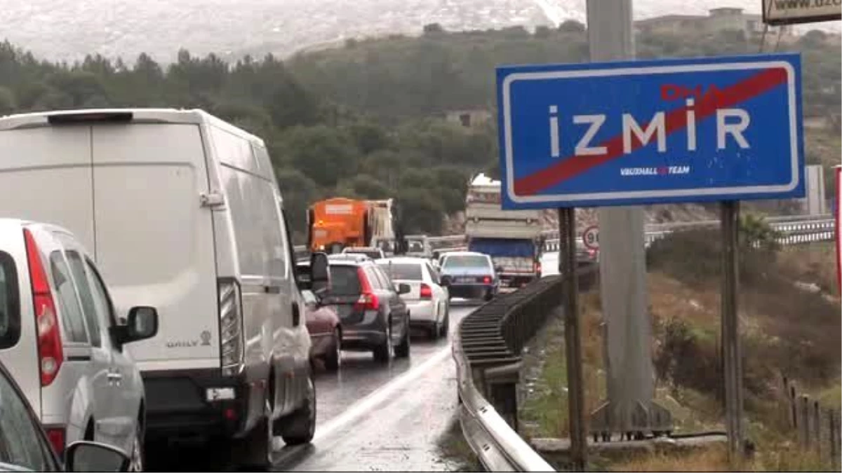 Ani Bastıran Kar, İzmir Manisa Yolunu Trafiğe Kapattı