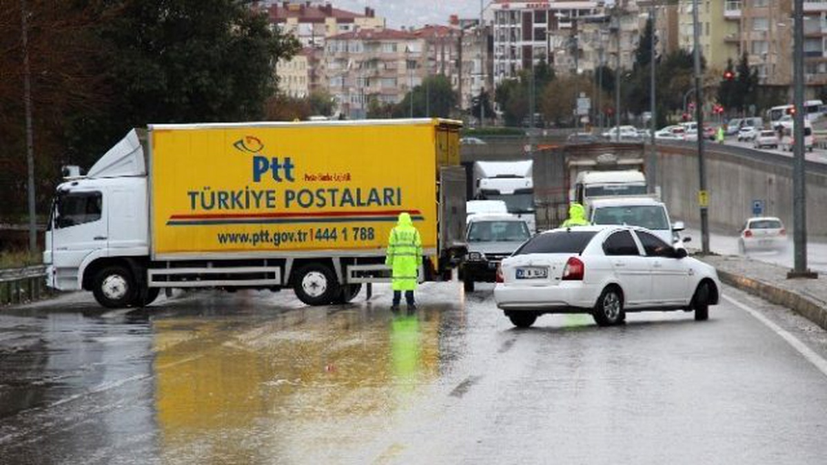 İzmir\'de Kar Yağışı Yolları Kapattı