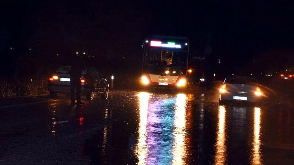 İzmir-foça Kara Yolu Suyla Kaplandı