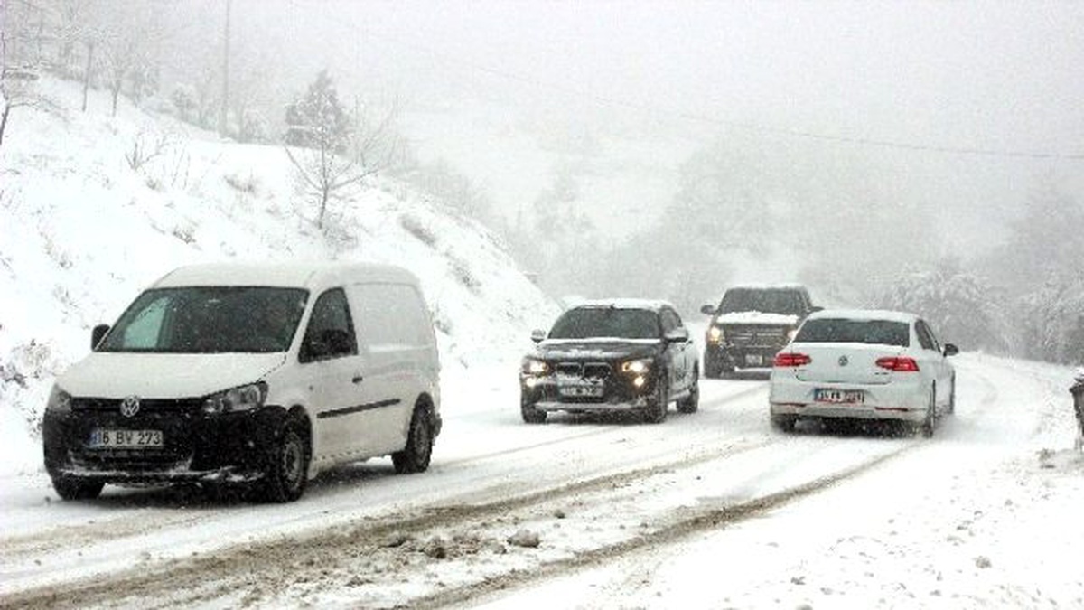 Kar Yağışı Uludağ Yolunu Kapattı, Karayolları 24 Saat Çalışıyor