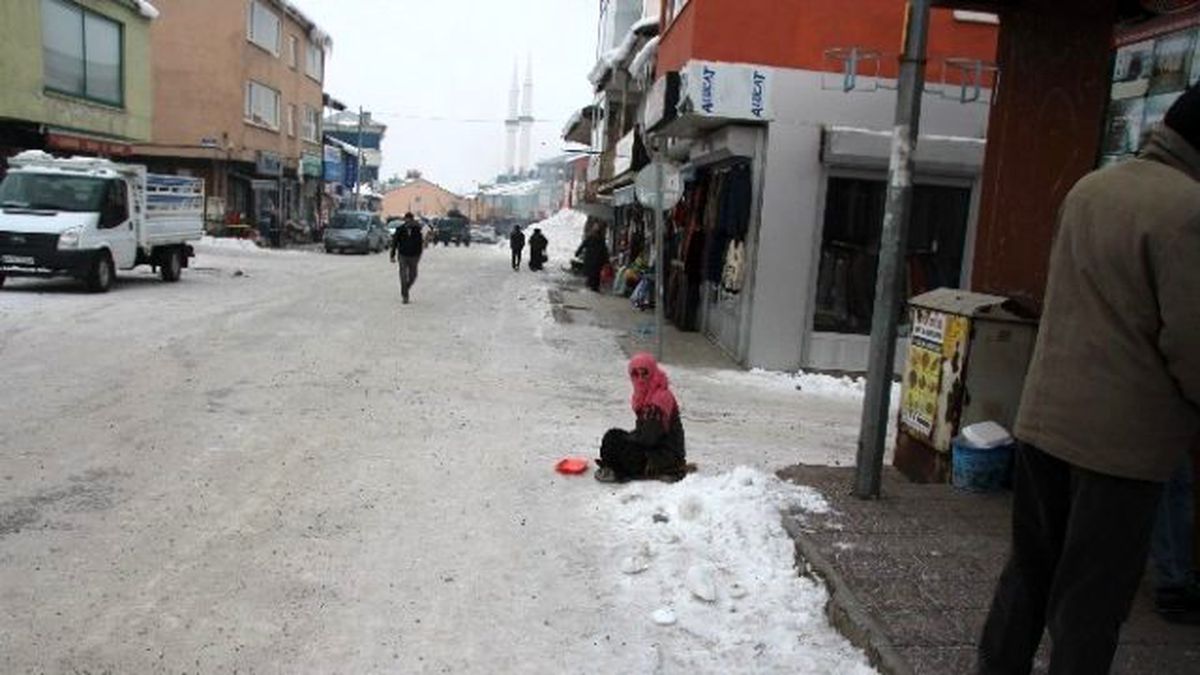 Karla Kaplı Yollarda Dilencilik