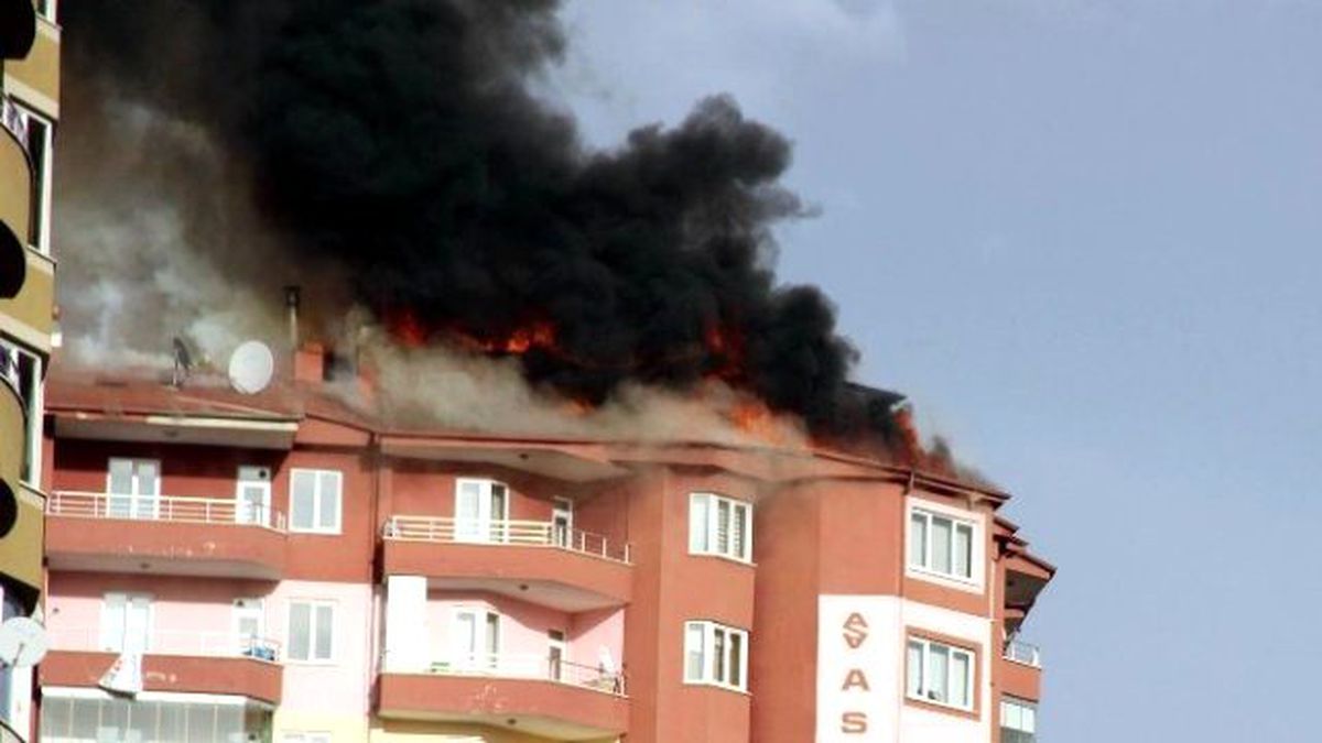 Kayseri\'de 14 Katlı Binanın Çatısında Yangın Çıktı