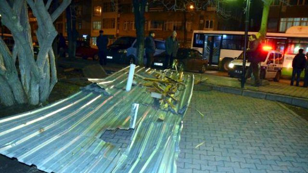 Kayseri\'de Lodos Çatıları Uçurdu, Ağaçları Kökünden Söktü