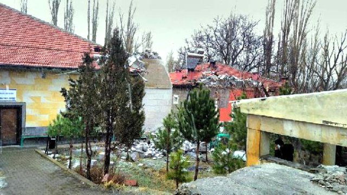 Kayseri\'de Lodos Çatıları Uçurdu, Ağaçları Kökünden Söktü (2)