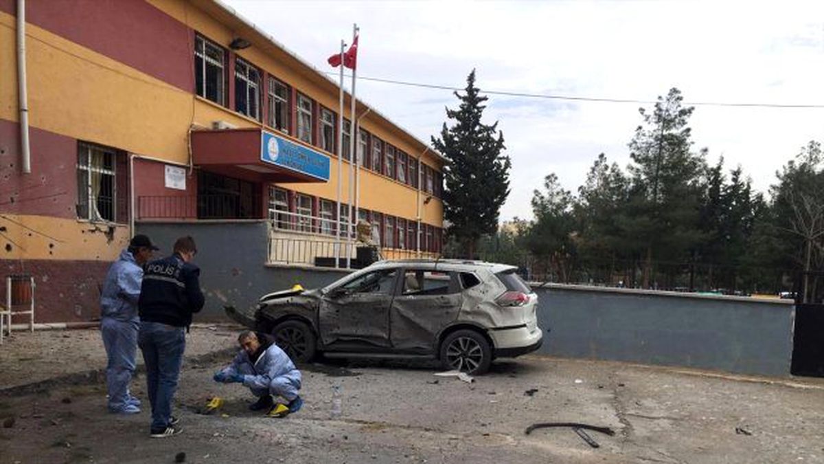 Kilis'te Havan Topu Düşen Okuldan İlk Görüntüler