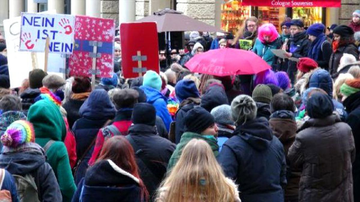 Köln\'de Kadınlar Cinsel Taciz Olaylarını Protesto Etti
