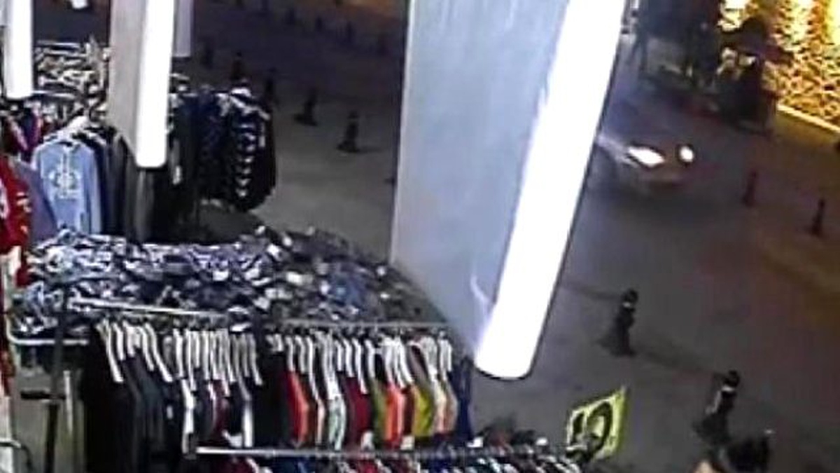 Mağazada Kıyafet Çalarken Güvenlik Kamerasına Yakalandılar