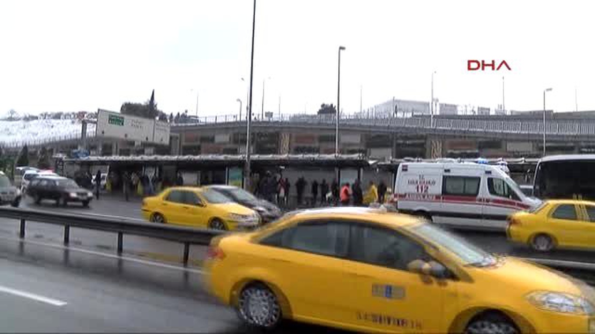 Merter\'de Metrobüs Kazası. 5 Hafif Yaralı. Avcılar İstikametine Seferler Yapılamıyor