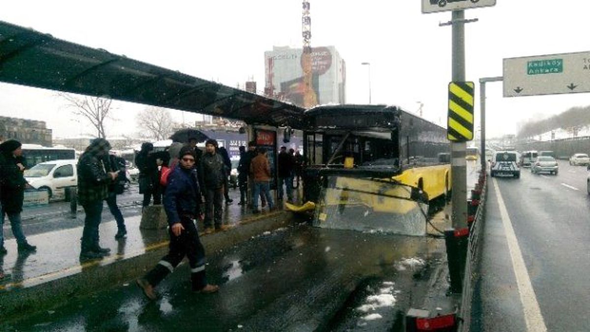 Merter\'de Metrobüs Kazası