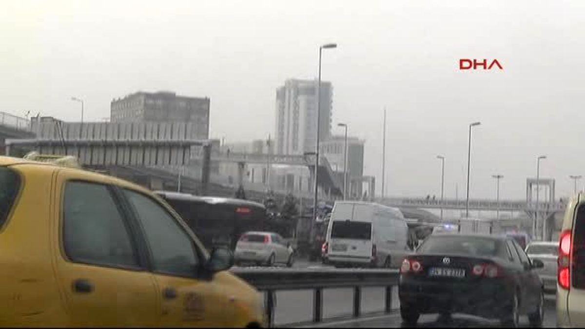Merter Durağında Bekleyen Metrobüse Arkadan Gelen Bir Başka Metrobüs Çarptı 5 Kişi Hafif Yaralandı...