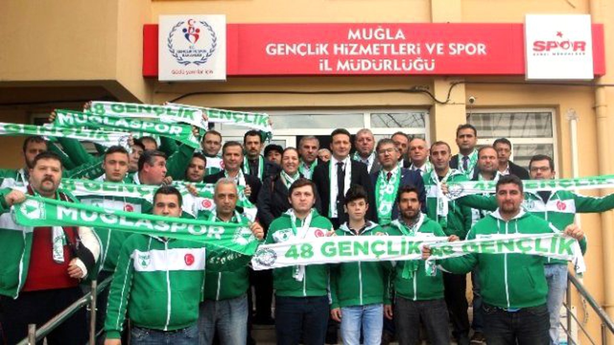 Milletvekili Öztürk\'ten 2 Bin Muğlaspor Kaşkolu