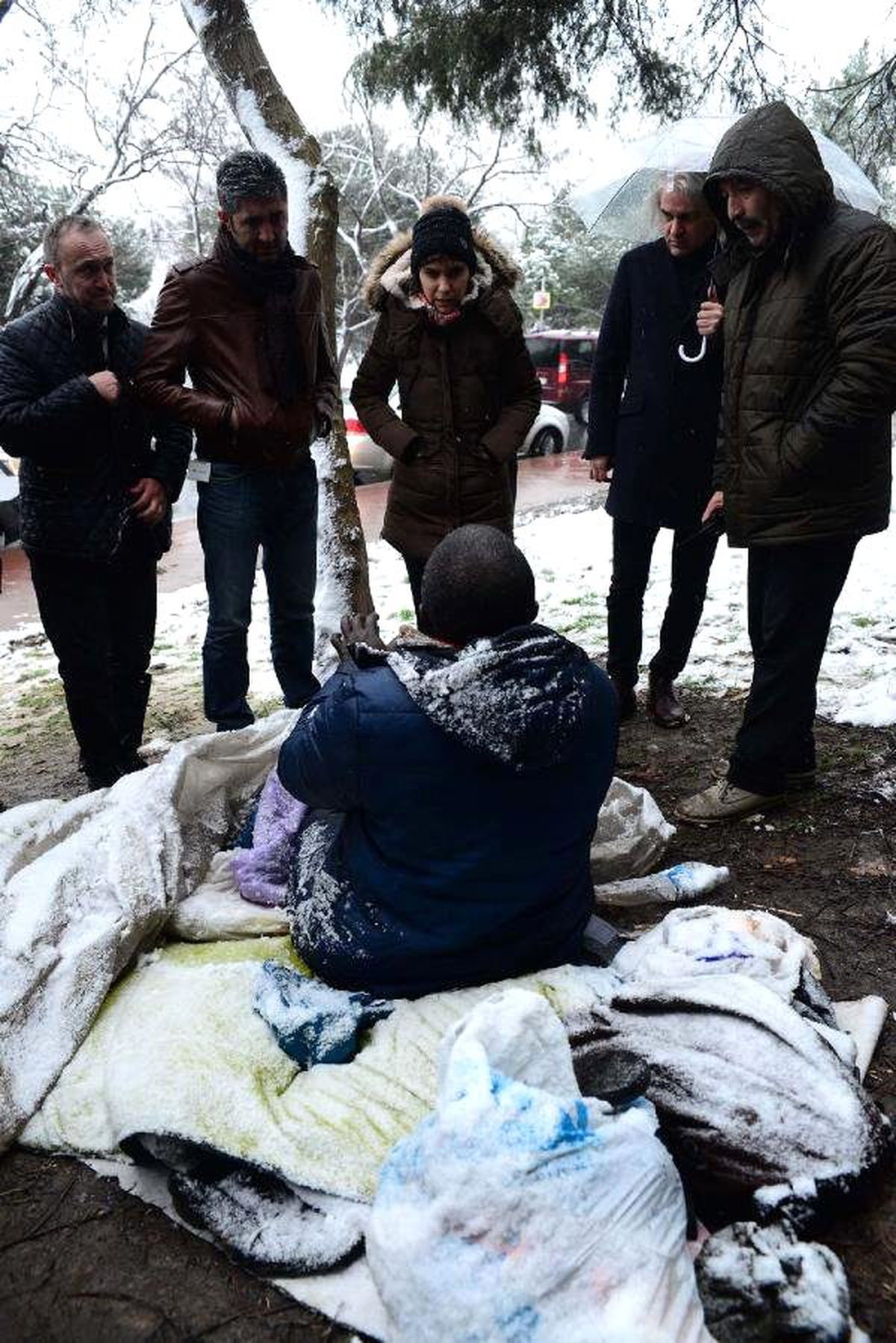 Otobüs Durağında Yatan Evsiz Yardım Talebini Kabul Etmedi