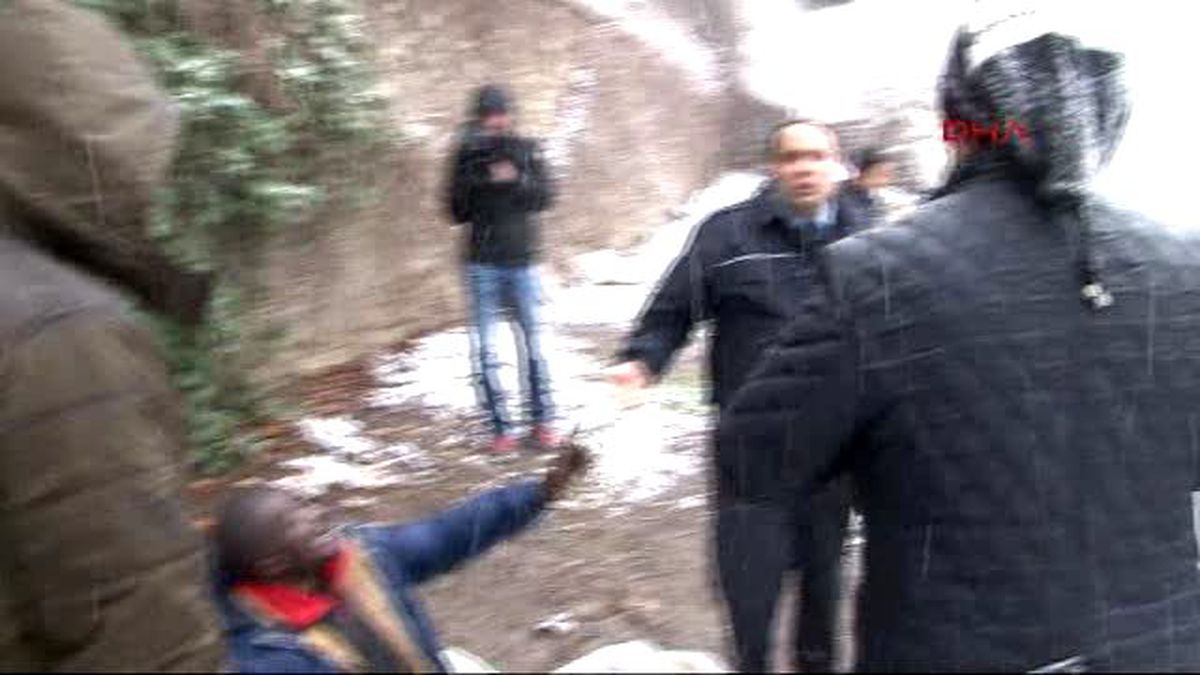 Otobüs Durağında Yatan Evsiz Yardım Talebini Kabul Etmedi