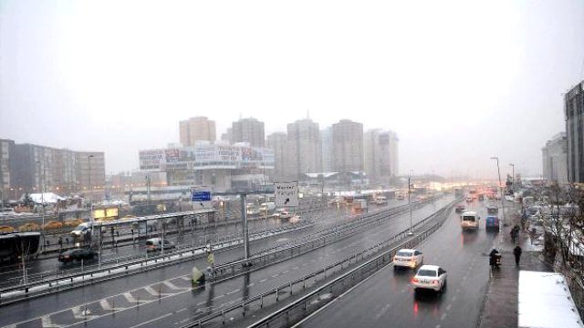 Özel Araçlar ve Okul Servisleri Yola Çıkmayınca İstanbul Trafiği Rahatladı