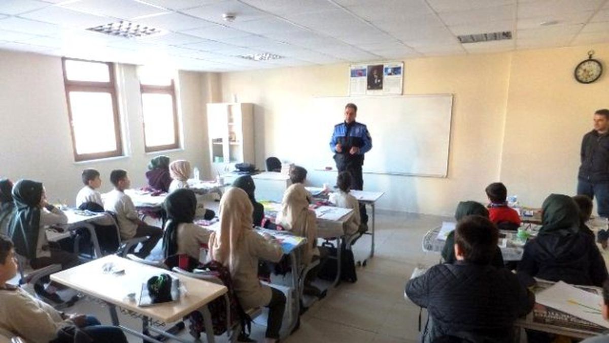 Polis\'ten Öğrencilere Ziyaret