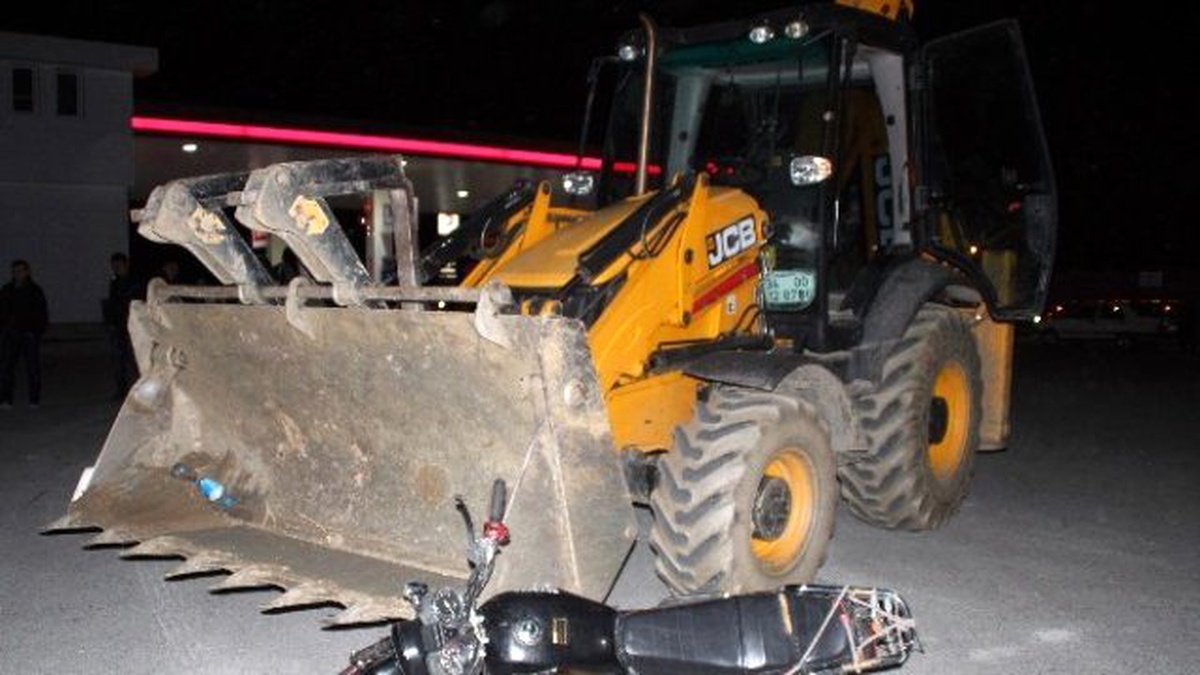 Sakarya\'da Kepçe ile Motosiklet Çarpıştı: 1 Ağır Yaralı