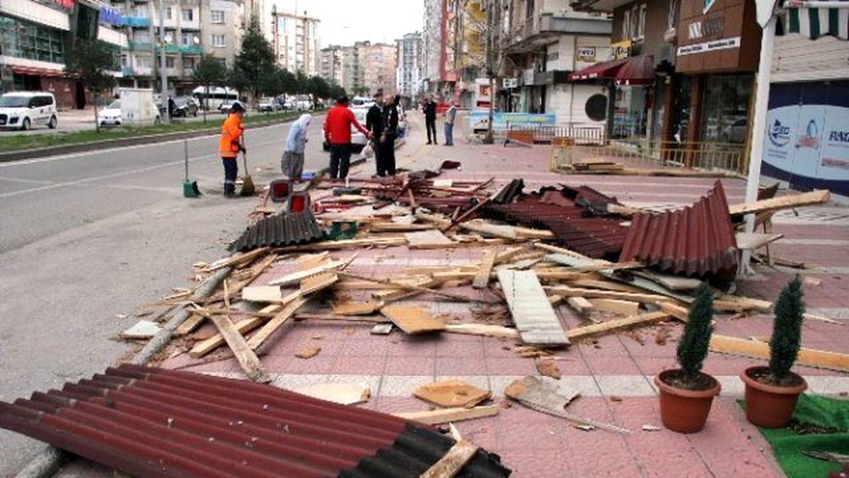 Samsun\'da Lodos Çatı Uçurdu, Faciadan Dönüldü