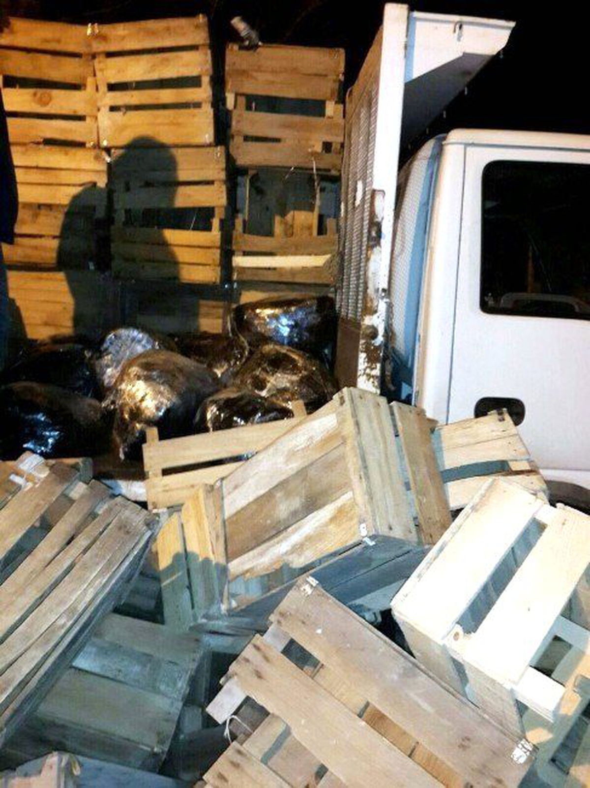 Sebze Meyve Kasalarının Arasından 84 Kilo Esrar Çıktı