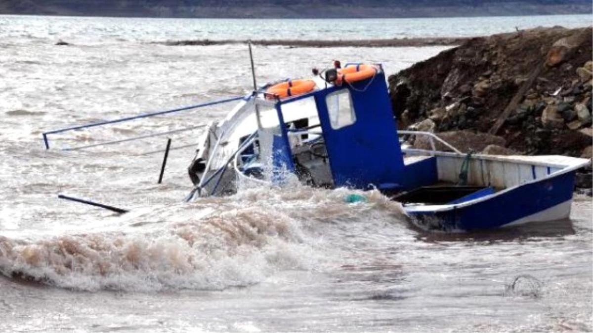 Şiddetli Lodos Almus\'ta Balıkçı Teknelerini Parçaladı