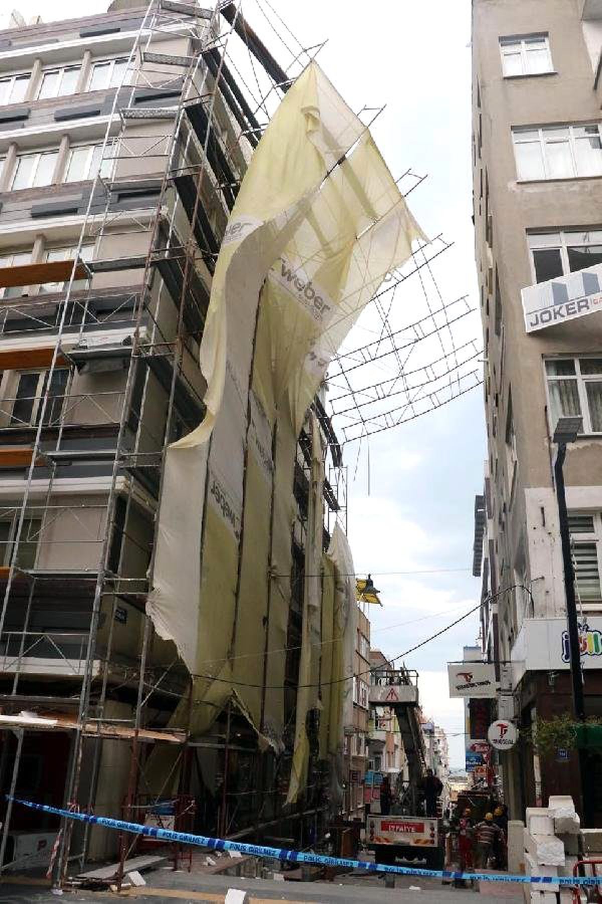 Şiddetli Lodos İskeleleri Uçurdu