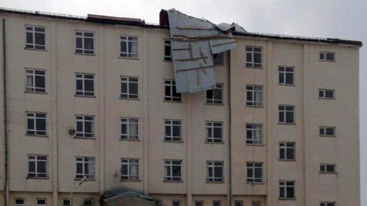 Şiddetli Rüzgar Okul Çatısını Uçurdu