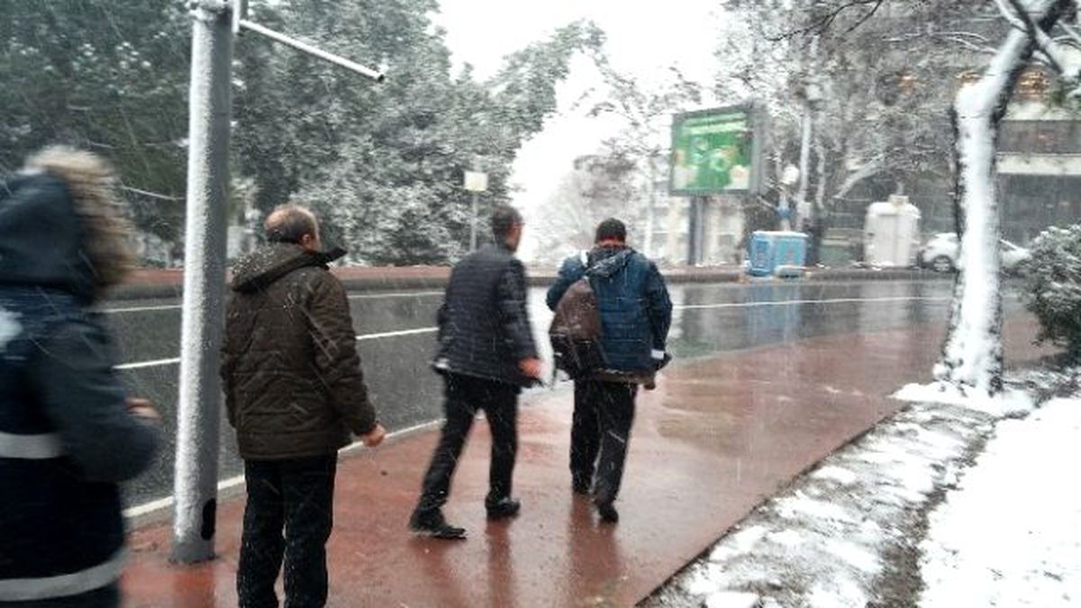 Soğuk Havada Dışarıda Kalan Siyahi Evsiz, Yardım Kabul Etmedi