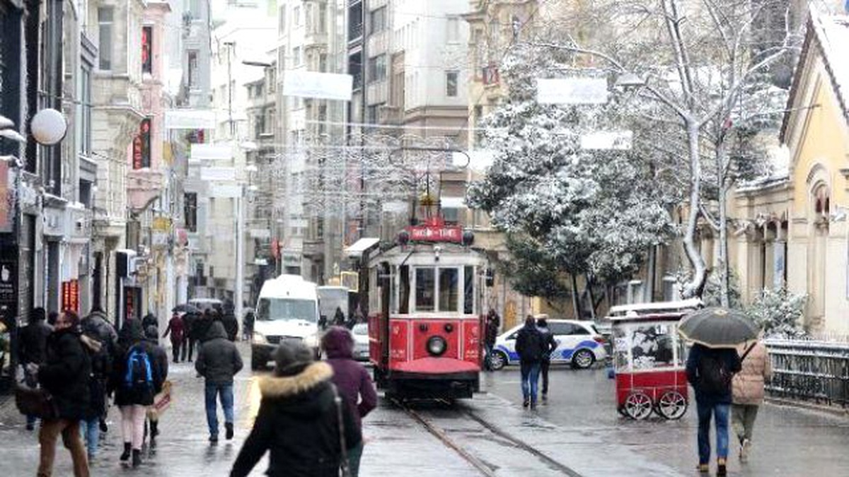 Sokakta Kalan Bir Kişi Otobüs Durağında Sabahladı