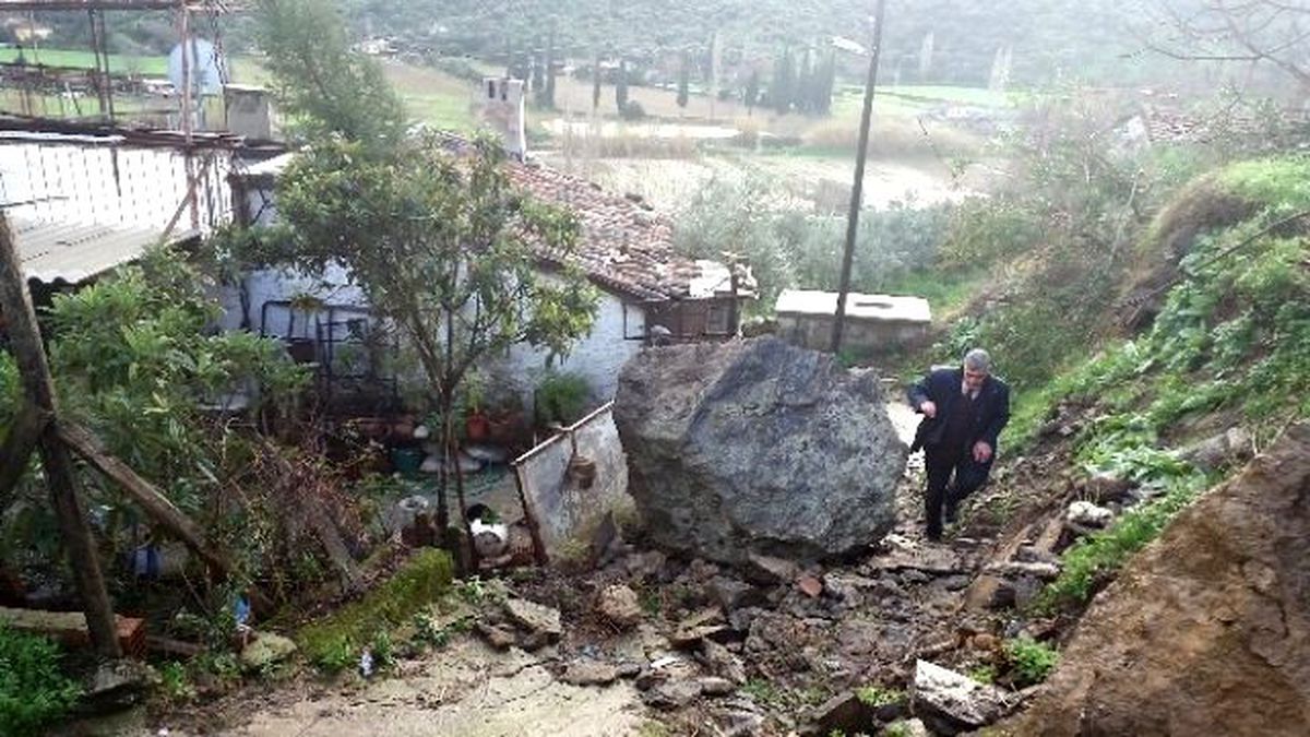 Söke\'de Aşırı Yağış Yol Kapattı