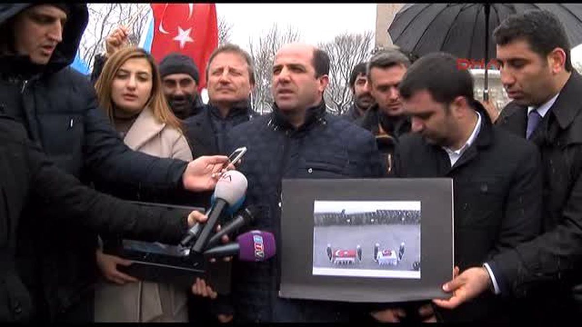 Sultanahmet\'te Ölenleri Andılar, Bildiriyi Protesto Ettiler