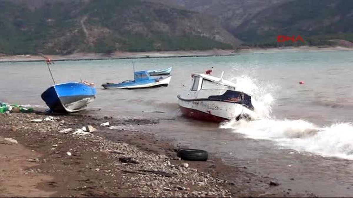 Tokat Şiddetli Lodos Almus\'ta Balıkçı Teknelerini Parçaladı