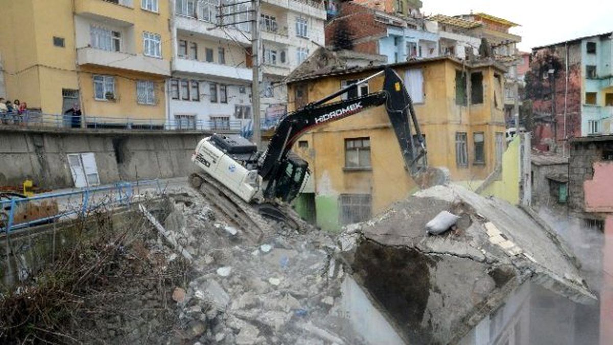 Trabzon\'da Çömlekçi Kentsel Dönüşüm Projesi Kapsamında Esentepe\'de 42 Binanın Yıkımına Başlandı