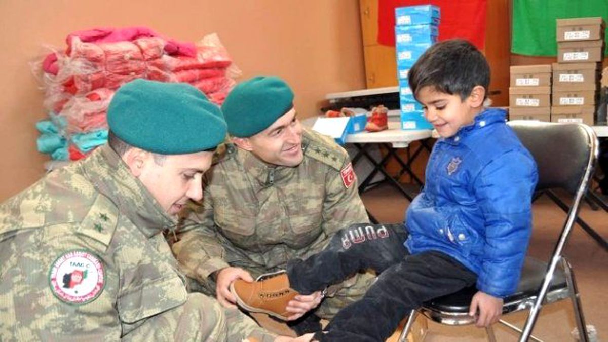 TSK\'dan Afgan Miniklere Kışlık Mont