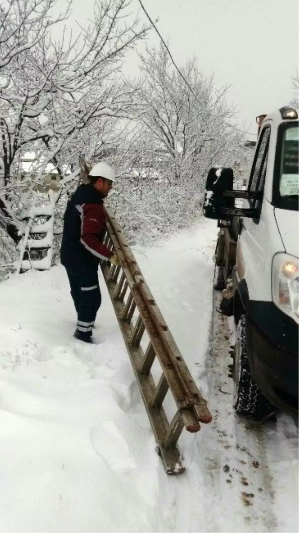 Uedaş Ekiplerinin Kar Mesaisi
