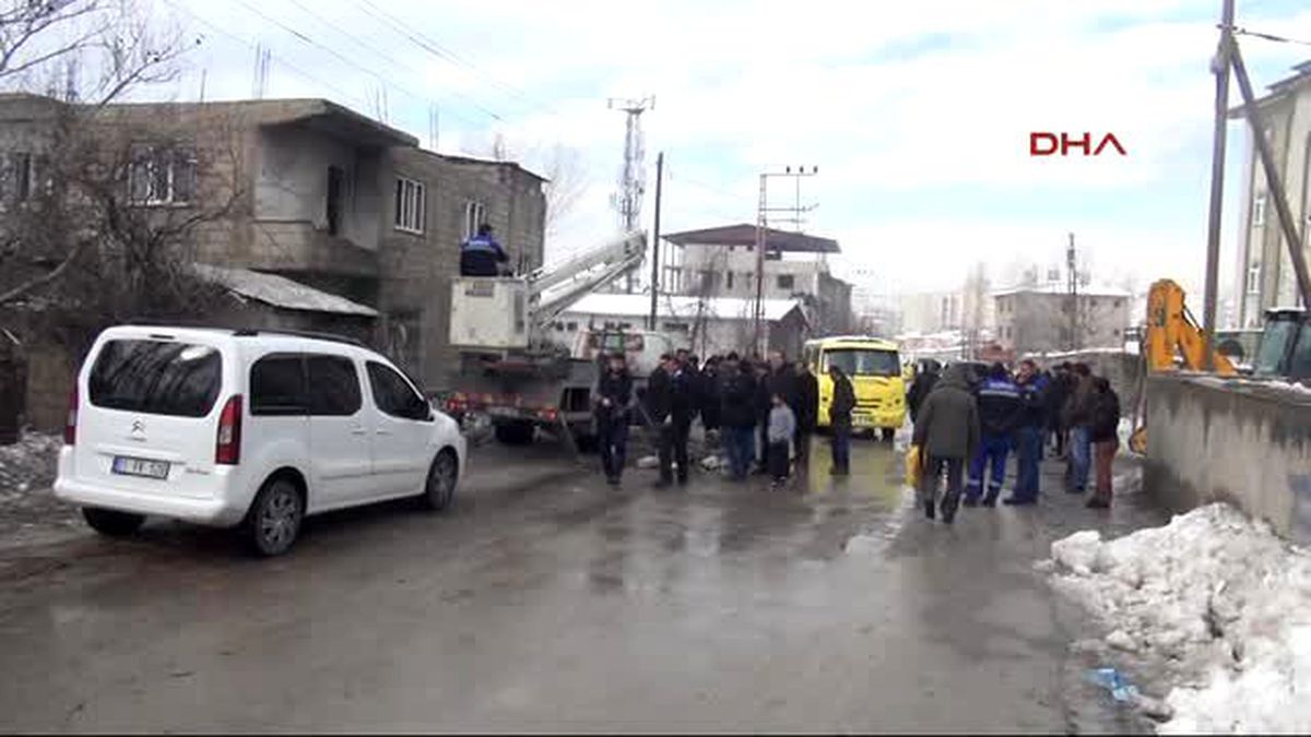 Van\'da Polis Aracına Saldırı Yapıldı, 20 Ev Hasar Gördü