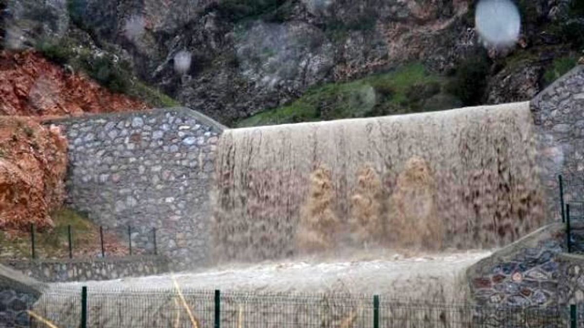 Yağmur ve Rüzgar Kırkağaç\'ı Vurdu