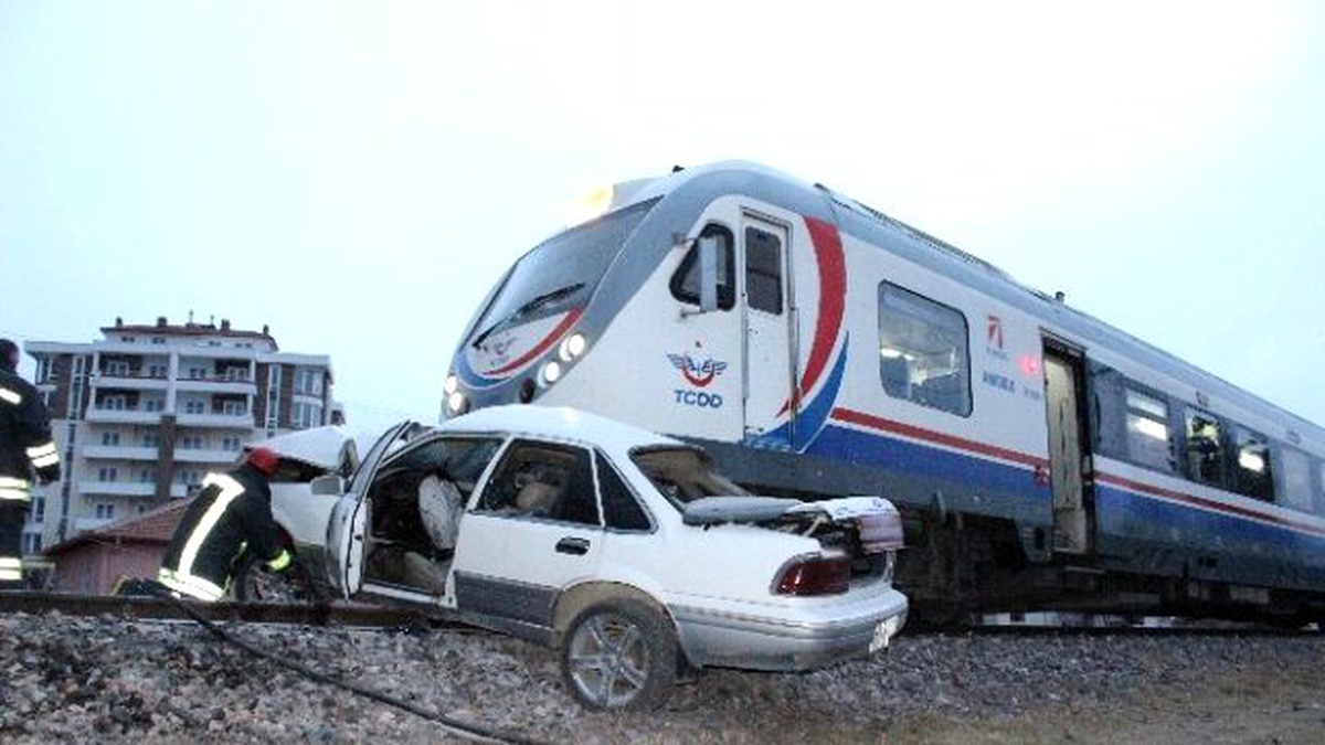 Yolcu Treni Otomobile Çarptı: 1 Ölü