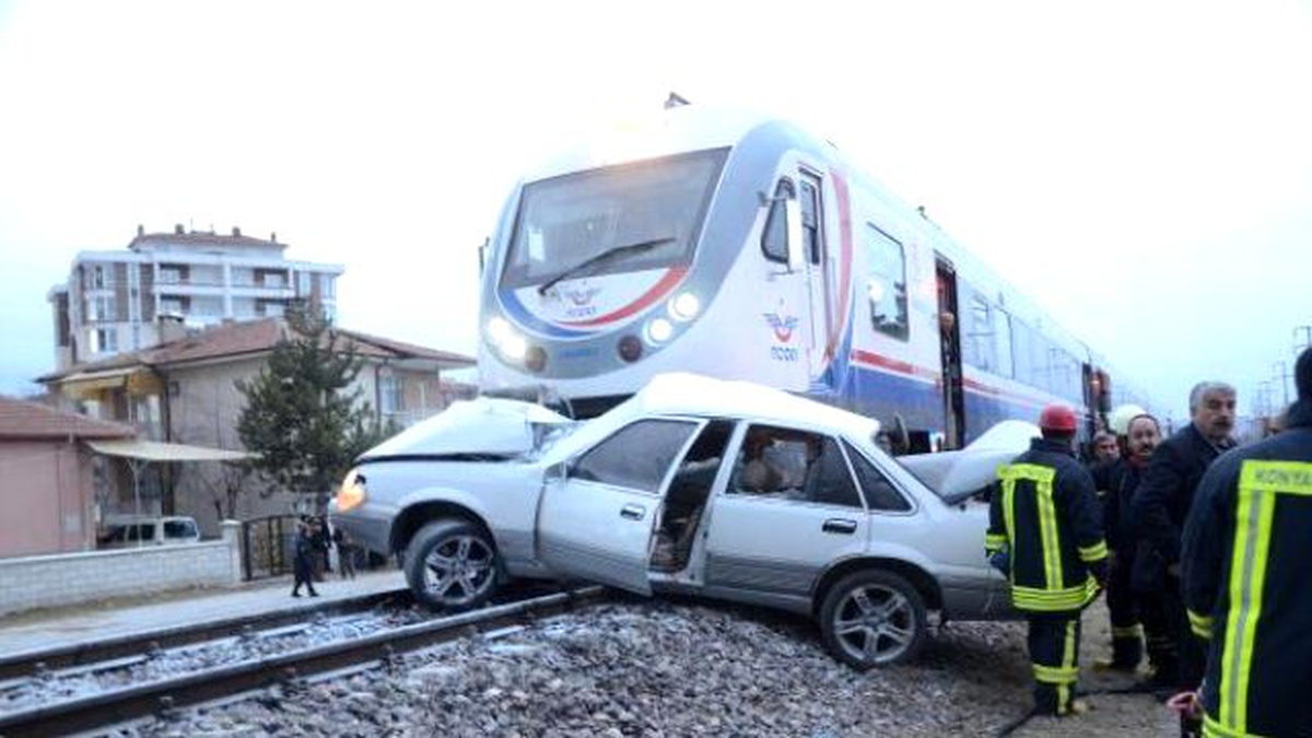 Yolcu Treni, Otomobile Çarptı: 1 Ölü