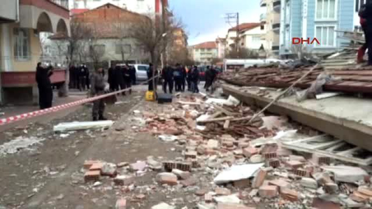 Yozgat\'ın Yerköy İlçesi\'ndeki 4 Katlı Apartman Çöktü; Enkazda Arama Kurtarma Çalışmaları Yapılıyor