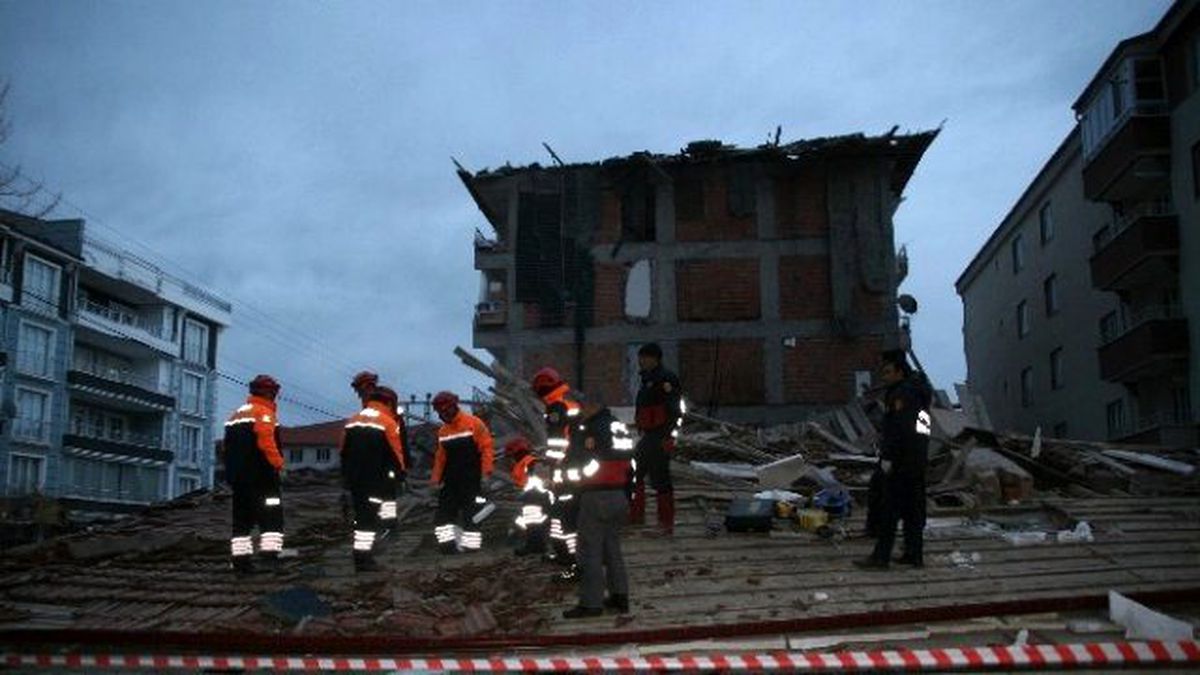 Yozgat\'ın Yerköy İlçesinde Depremde Hasar Gören 5 Katlı Bina Çöktü