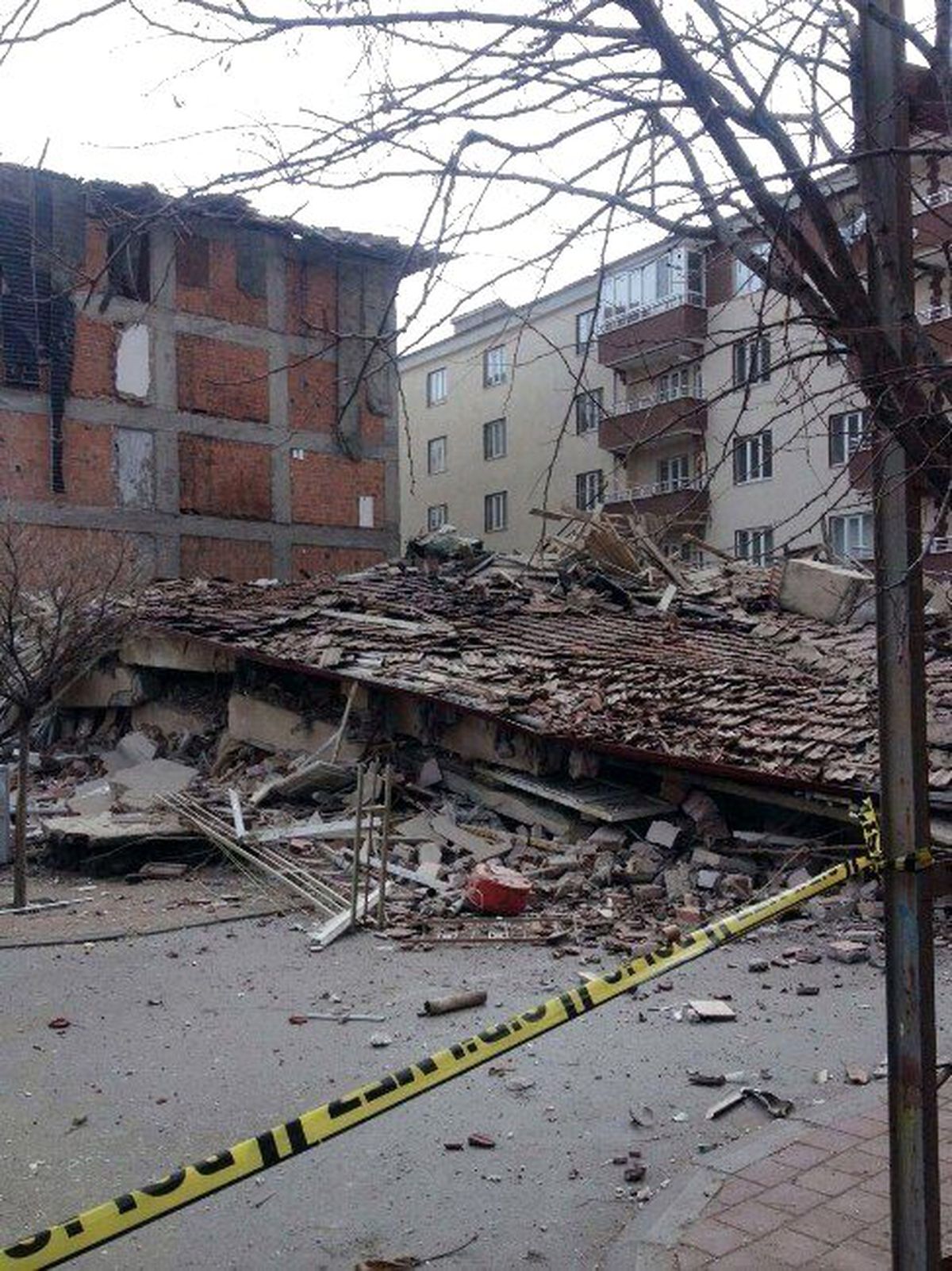 Yozgat'ta 8 Gün Önce Depremde Hasar Gören 20 Daireli Bina Çöktü