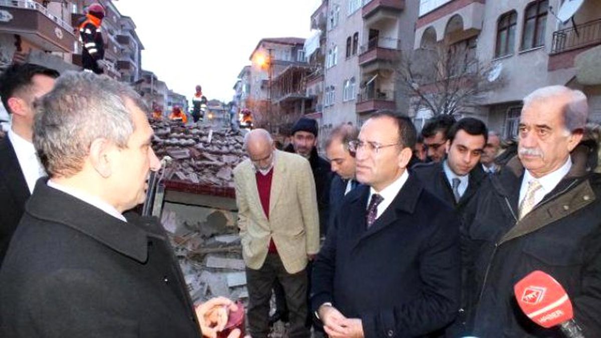 Yozgat\'ta 5 Katlı Boş Bina Çöktü